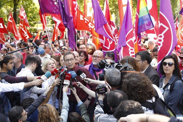 El secretario de CCOO en Madrid, Jaime Cedrún, interviene ante los medios de comunicación antes de la manifestación por el 1 de mayo.   