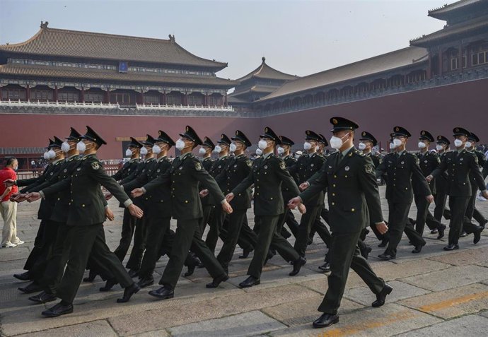 Policías con mascarilla en la Ciudad Prohibida de Pekín