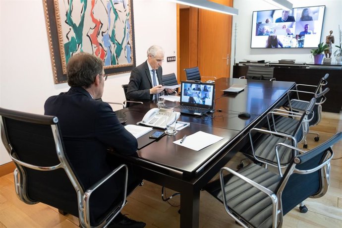 El presidente de la Xunta, Alberto Núñez Feijóo, y el conselleiro de Economía, Francisco Conde, se reúnen con representantes del comercio para abordar la reapertura de negocios