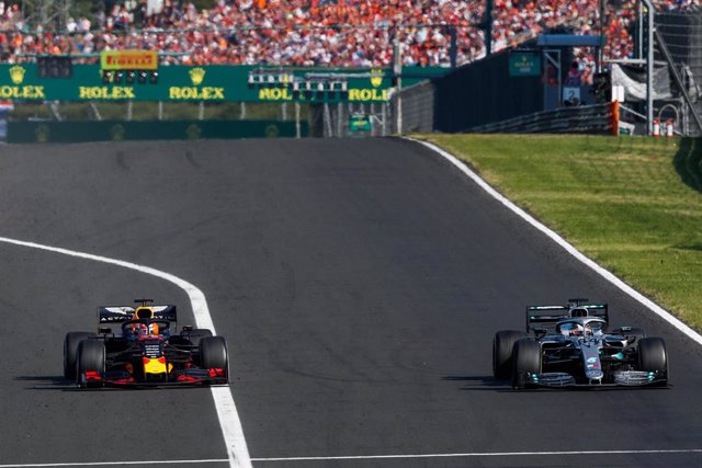 Lewis Hamilton adelanta a Max Verstappen durante el Gran Premio de Hungría de 2019