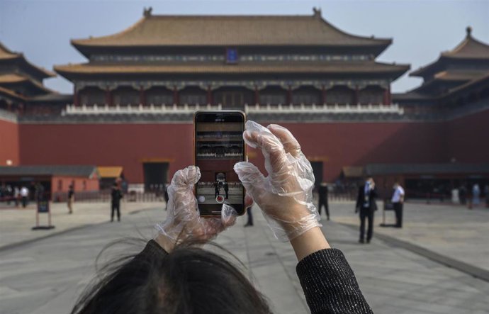 Una turista junto a la Ciudad Prohibida de Pekín