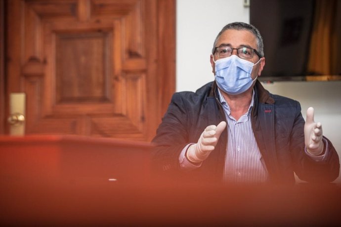 El presidente de la Diputación de Málaga, Francisco Salado, con mascarilla y guantes de protección durante la pandemia del COVID-19