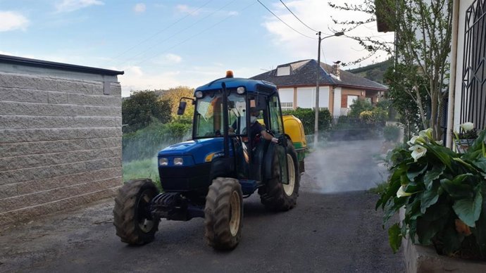 Desinfección con un tractor en el ayuntamiento de Larouco (Ourense)