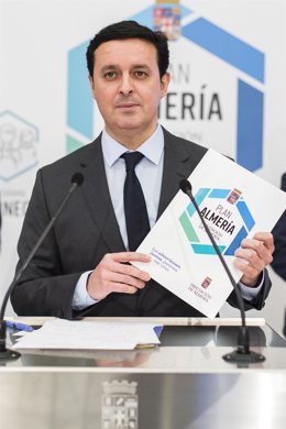 El presidente de la Diputación Provincial de Almería, Javier Aureliano García