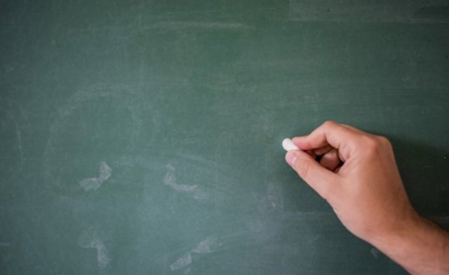 Imagen de recurso de una pizarra escolar