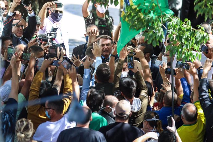 Jair Bolsonaro junto a un grupo de seguidores