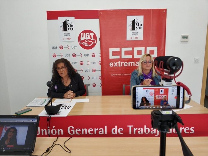 La secretarias generales de UGT Extremadura, Patrocinio Sánchez, y de CCOO Extremadura, Encarna Chacón