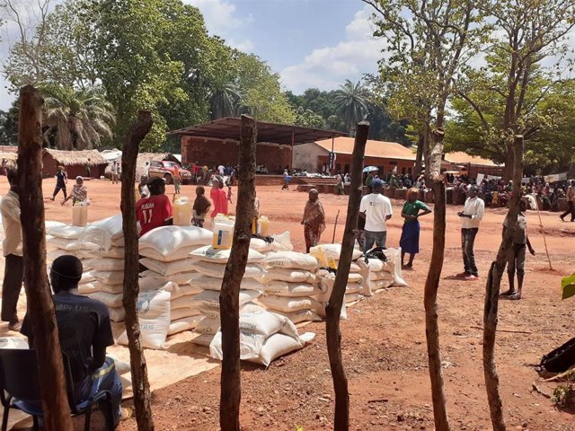 Distribución de asistencia a desplazados en RCA respetando las medidas de distanciamiento social por el coronavirus