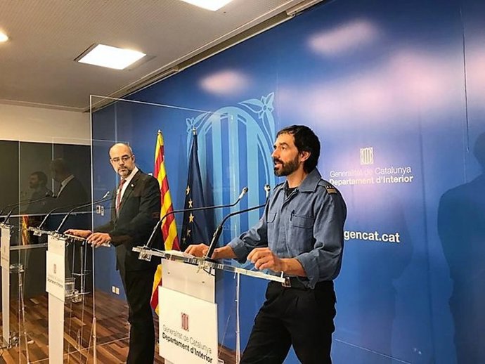 El conseller de Interior de la Generalitat, Miquel Buch, y el subdirector general operativo de Bombers de la Generalitat, David Borrell, en rueda de prensa sobre el coronavirus