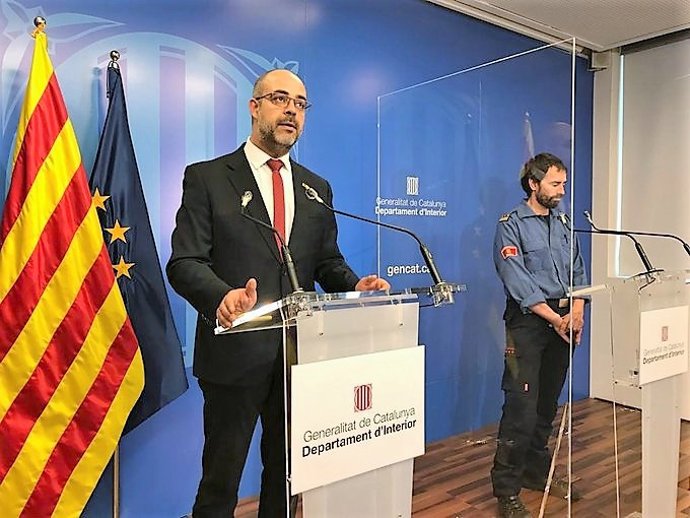 El conseller de Interior de la Generalitat, Miquel Buch, y el subdirector general operativo de Bombers de la Generalitat, David Borrell, en rueda de prensa sobre el coronavirus
