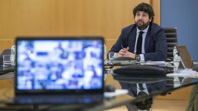 El presidente de la Comunidad, Fernando López Miras, durante el encuentro por vía telemática con los alcaldes de los 45 municipios para coordinar todas las actuaciones relacionadas con el COVID-19.