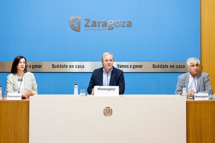 El alcalde de Zaragoza, Jorge Azcón, la vicealcaldesa, Sara Fernández y el dueño de Frutos Secos el Rincón y Martín Martín,
