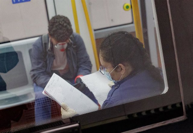 Pasajeros en un vagón de Metro de Madrid.