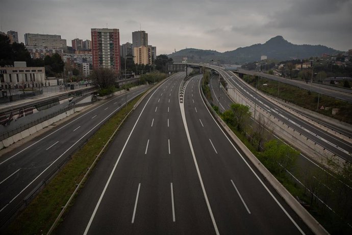 Carretera sin apenas tráfico en la entrada a Barcelona por la Autopista del Valls el día en el que entra en vigor la limitación total de movimientos salvo de los trabajadores de actividades esenciales, el 30 de marzo