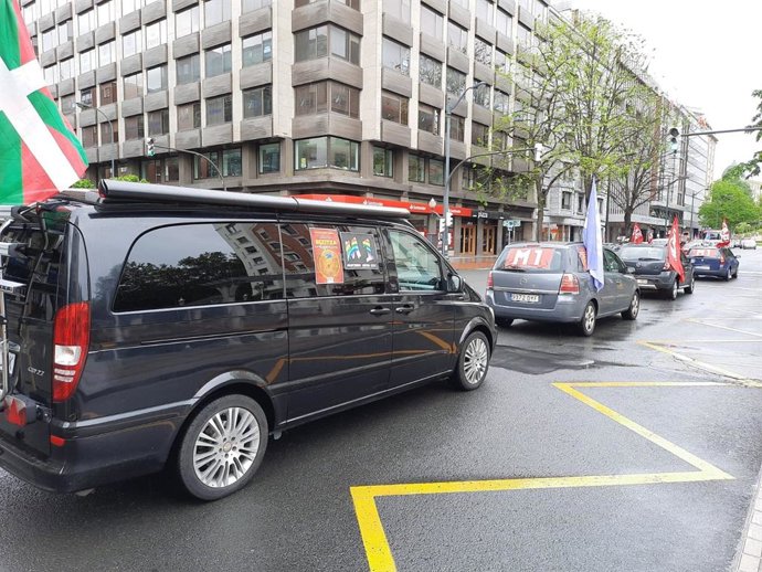 Caravana de coches de LAB en Bilbao con motivo del 1 de Mayo