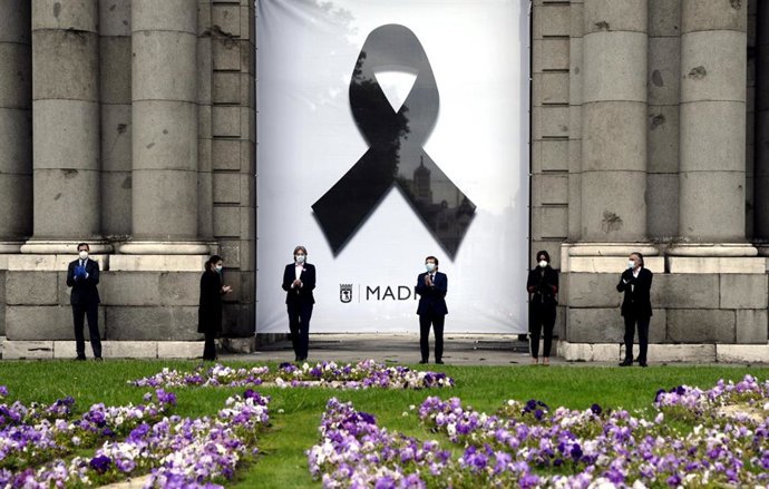 Los ediles Pedro Fernández, Andrea Levy, Marta Higueras y Pepu Hernández junto al alcalde de Madrid, José Luis Martínez-Almeida, y la vicealcaldesa  Begoña Villacís, en la Puerta de Alcalá en un acto por las víctimas del Covid-19.