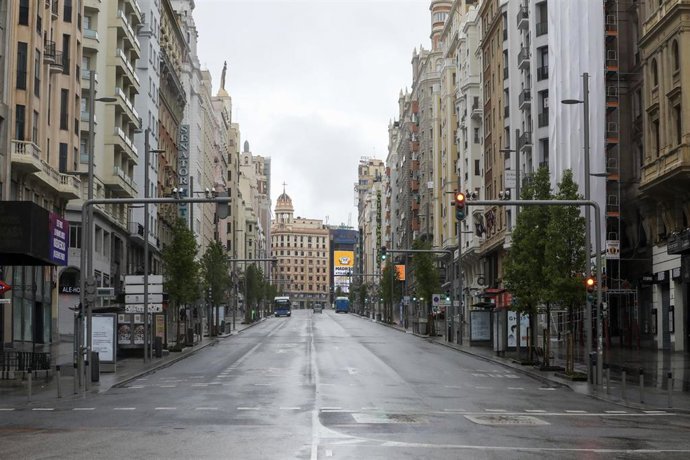 La Gran Vía madrileña amanece vacía donde las temperaturas han bajado estrepitosamente durante el tercer día de la entrada en vigor de la limitación total de movimientos salvo de los trabajadores de actividades esenciales, medida adoptada por el Gobiern