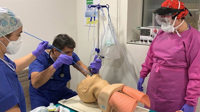 Entrenamiento de profesionales en técnicas de alto riesgo para reducir la posibilidad de contagio del coronavirus.