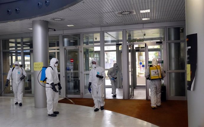 Agentes de la UDE de la Ertzaintza realizando labores de desinfección de instalaciones públicas