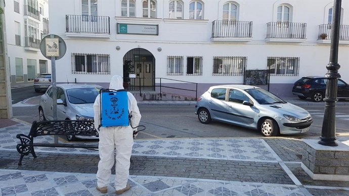 Imagen de las tareas de desinfección exterior por la Armada en el municipio de Alcalá de los Gazules (Cádiz). 