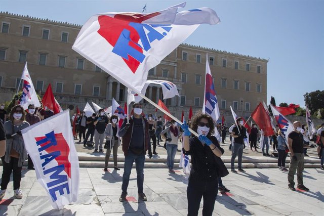 Manifestación por el 1 de Mayo en Atenas manteniendo el distanciamiento