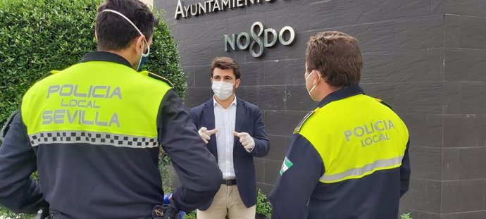 Beltrán Pérez, portavoz popular en Ayuntamiento de Sevilla, visita un dispositivo policial
