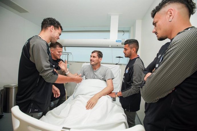 El portero Iker Casillas recibe la visita de sus compañeros del Oporto tras sufrir un infarto