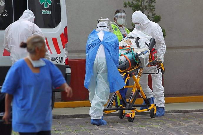 Personal sanitario con trajes de protección en Ciudad de México