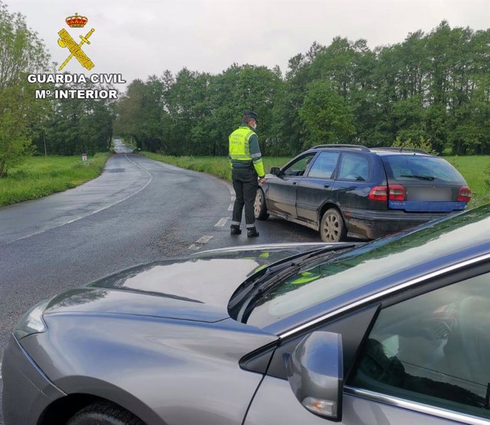 La Guardia civil intercepta a un vecino de Silleda conduciendo sin carné, sin seguro obligatorio y sin la ITV