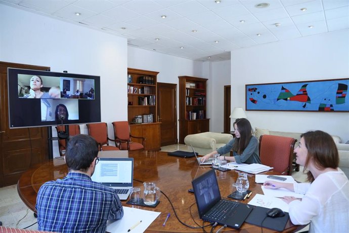 Reunión entre la presidenta del Govern, Francina Armengol, y la presidenta del Consell de Formentera, Alejandra Ferrer, por videoconferencia.