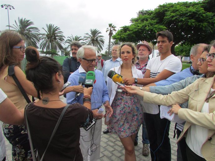 El concejal de Turismo del Ayuntamiento de Las Palmas de Gran Canaria, Pablo Barbero, y la edil de Distrito Isleta-Puerto-Guanarteme, Carolina León, atienden a los medios de comunicación