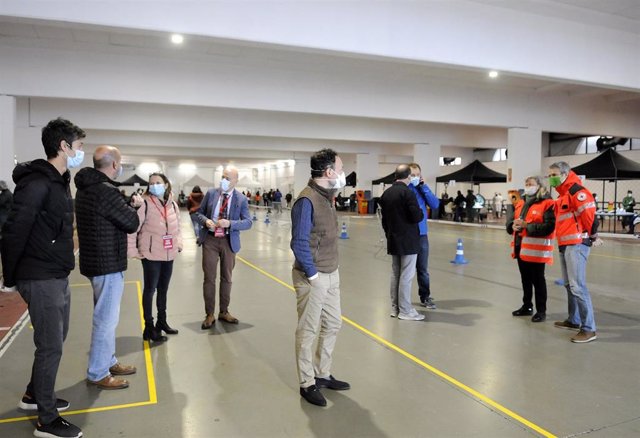 El jefe de Gobierno de Andorra, Xavier Espot, visita el Stop Lab de cribaje masivo de coronavirus en Escaldes-Engordany, donde se realizan las pruebas a los voluntarios, junto con otras autoridades del país