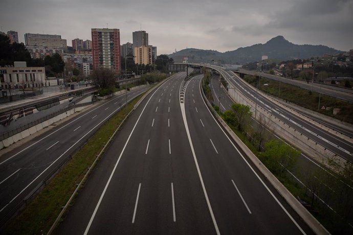 Carretera sense amb prou feines trnsit en l'entrada a Barcelona per l'Autopista del Valls el dia en el qual entra en vigor la limitació total de moviments salvo dels treballadors d'activitats essencials, el 30 de mar