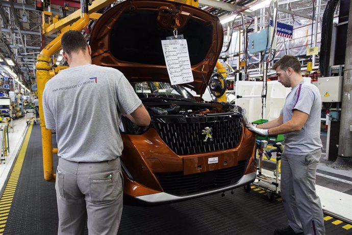 Línea de montaje en la planta de PSA Peugeot Citron en Vigo (Pontevedra).