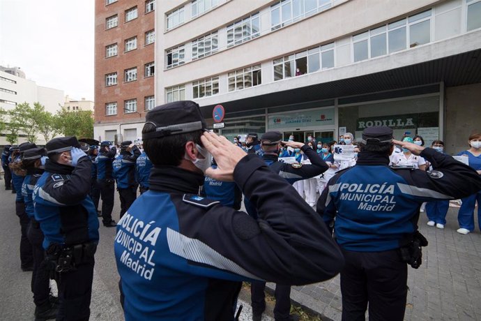 La Policía Municipal de Madrid se une a los sanitarios del Hospital Fundación Jiménez Díaz en apoyo a los profesionales fallecidos por coronavirus y sus familias en un minuto de silencio durante a Pandemia Covid-19  en Abril 30, 2020 en Madrid, España