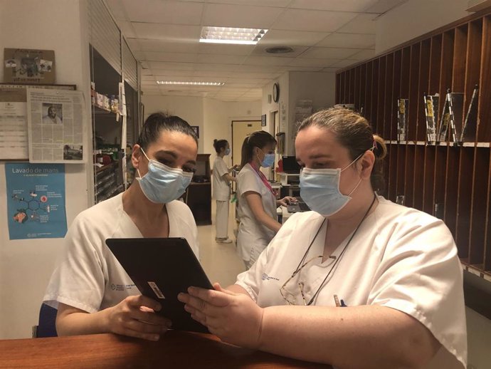 Personal del Complejo Hospitalario de Ferrol facilita el contacto de pacientes con COVID-19 con sus familiares a través de videollamada