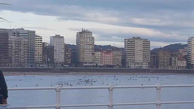 Surfistas en Gijón, el 2 de mayo, primer día en el que se permite practicar deporte en el estado de alarma