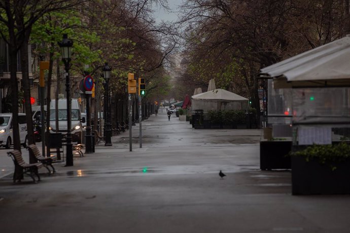 Un carrer de Barcelona prcticament buida durant l'estat d'alarma pel coronavirus