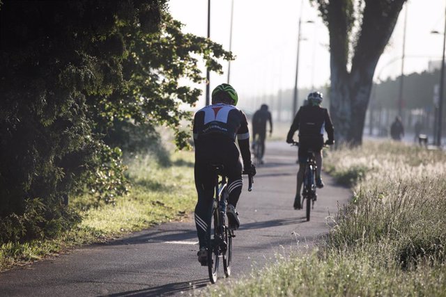 Un grupo de personas montan en bicicleta en el primer día en el que se permite salir a la calle en ciertas franjas horarias a hacer deporte, en Álava (Vitoria/País Vasco/España) a 2 de mayo de 2020.