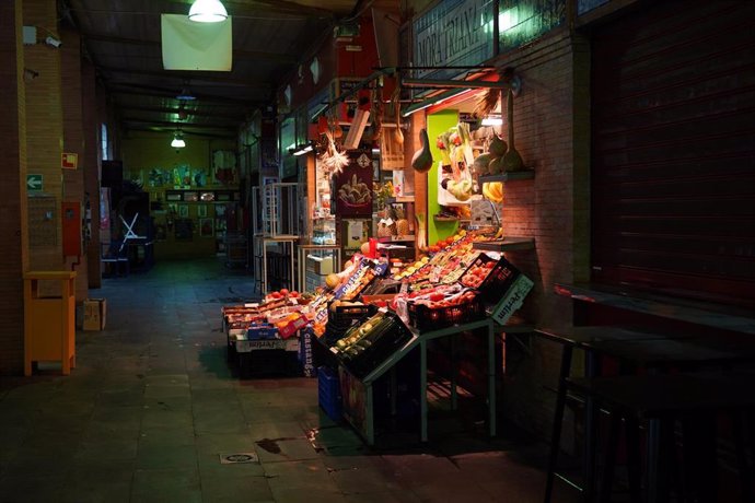 Puesto de fruta en un mercado de abastos durante el confinamiento por el coronavirus