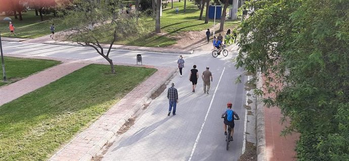 El cauce del río en Valncia durante  el primer día en el que se puede salir a pasear y hacer ejercicio