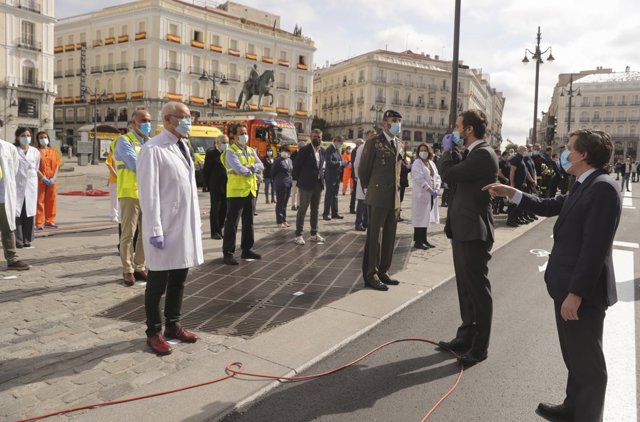 El líder del PP Pablo Casado y el alcalde de Madrid José Luis Martínez-Almeida  hoy sábado en la madrileña Puerta del Sol
