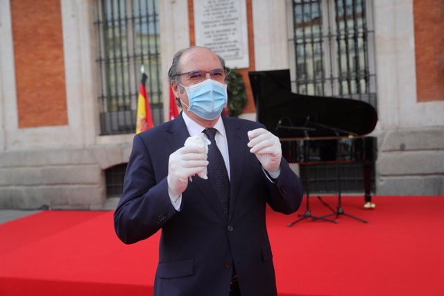 Ángel Gabilondo, portavoz socialista en la Asamblea de Madrid, participa este sábado 2 de Mayo en las celebraciones de la fiesta de la Comunidad de Madrid, en la Puerta del Sol, en Madrid (España), a 2 de mayo de 2020.