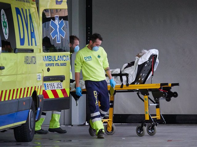 Miembros de una ambulancia del DYA Navarra procede al traslado de un paciente en el Complejo Hospitalario de Navarra durante a Pandemia Covid-19  en Abril 28, 2020 en Pamplona, Navarra, España