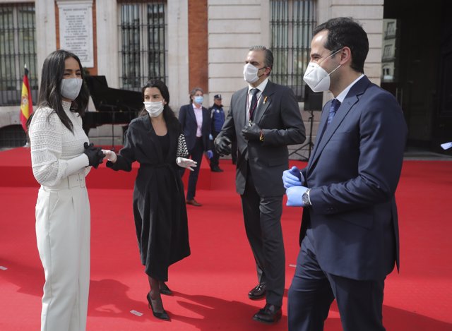 La vicealcaldesa de Madrid, Begoña Villacís, habla con el vicepresidente regional Ignacio Aguado, la portavoz de Vox Rocío Monasterio y el concejal de Vox Javier Ortega Smith 