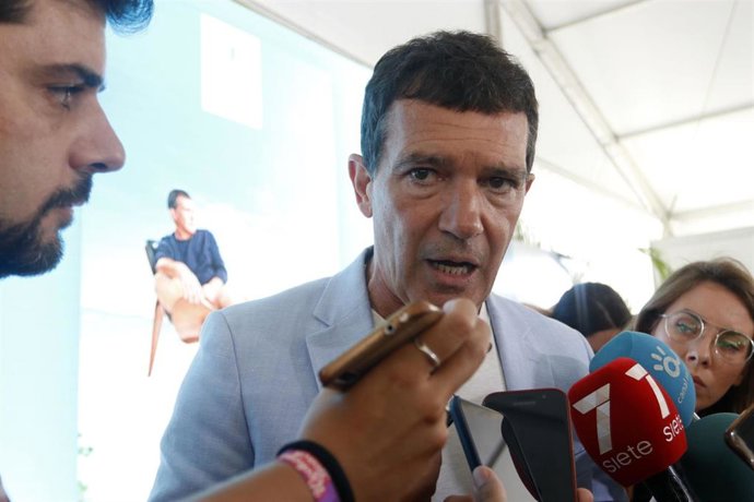 El actor malagueño Antonio Banderas atiende a los periodistas en Málaga en una imagen de archivo.