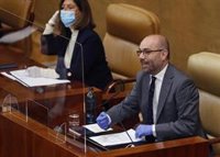 El presidente de la Asamblea reivindica en el Dos de Mayo "voluntad de entendimiento" tras la pandemia