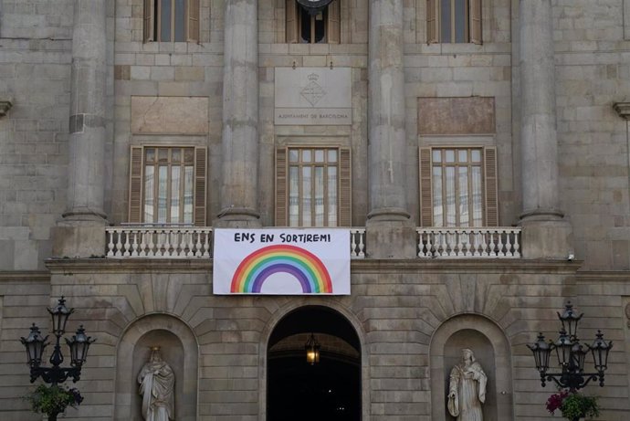 La pancarta que el Ayuntamiento de Barcelona ha colgado en su fachada con el lema 'Ens ensortirem'