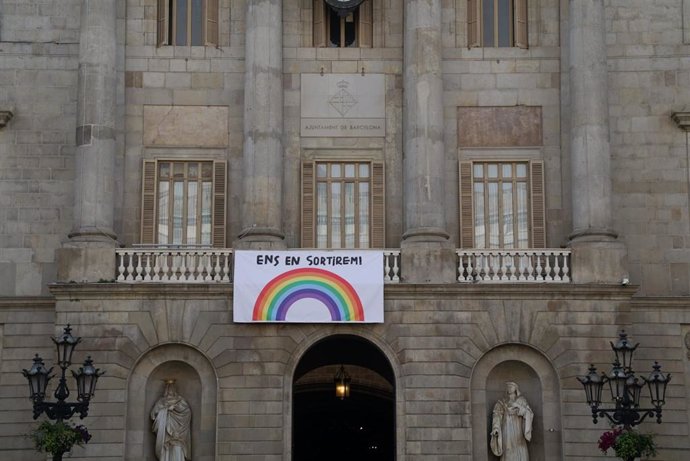 La pancarta que l'Ajuntament de Barcelona ha penjat en la seva faana amb el lema 'Ens ensortirem'