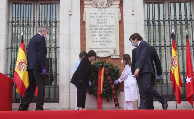El alcalde de Madrid, José Luís Martínez Almeida, y la presidenta de la Comunidad de Madrid, Isabel Díaz Ayuso, depositan una corona ante la placa en memoria de los caídos del 2 de mayo 